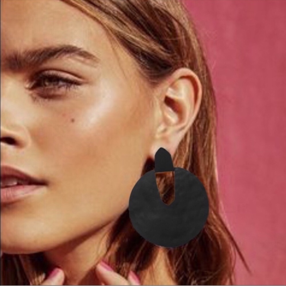 Kendra Scott Diane Hammered Statement Earrings in Navy Blue